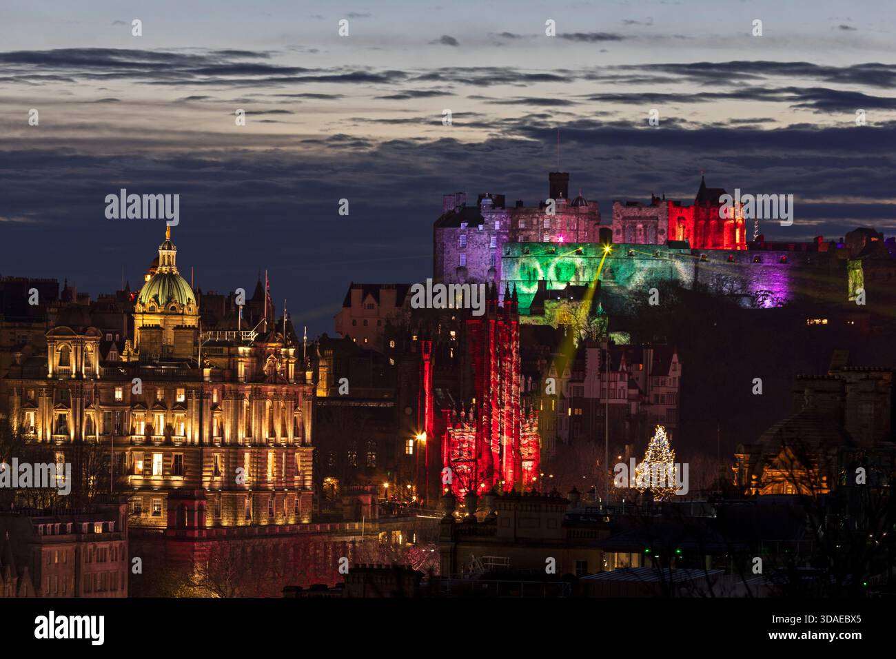 Castello di luci e illuminazioni del centro di Edimburgo, Scozia, Regno Unito Foto Stock