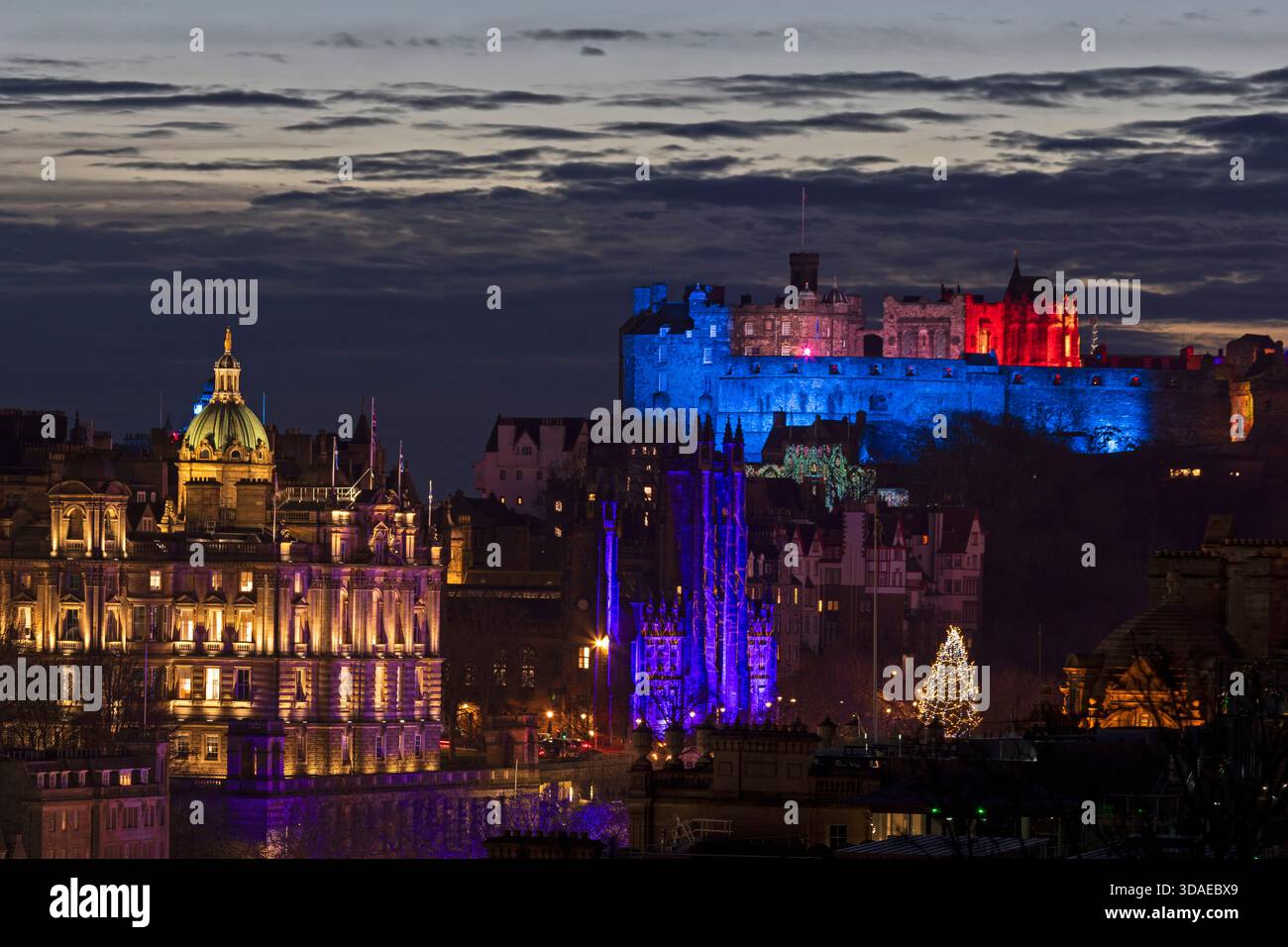 Castello di luci e illuminazioni del centro di Edimburgo, Scozia, Regno Unito Foto Stock