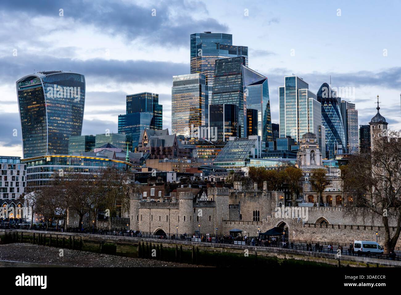 Skyline della City of London da Tower Bridge, Londra, Regno Unito. Foto Stock