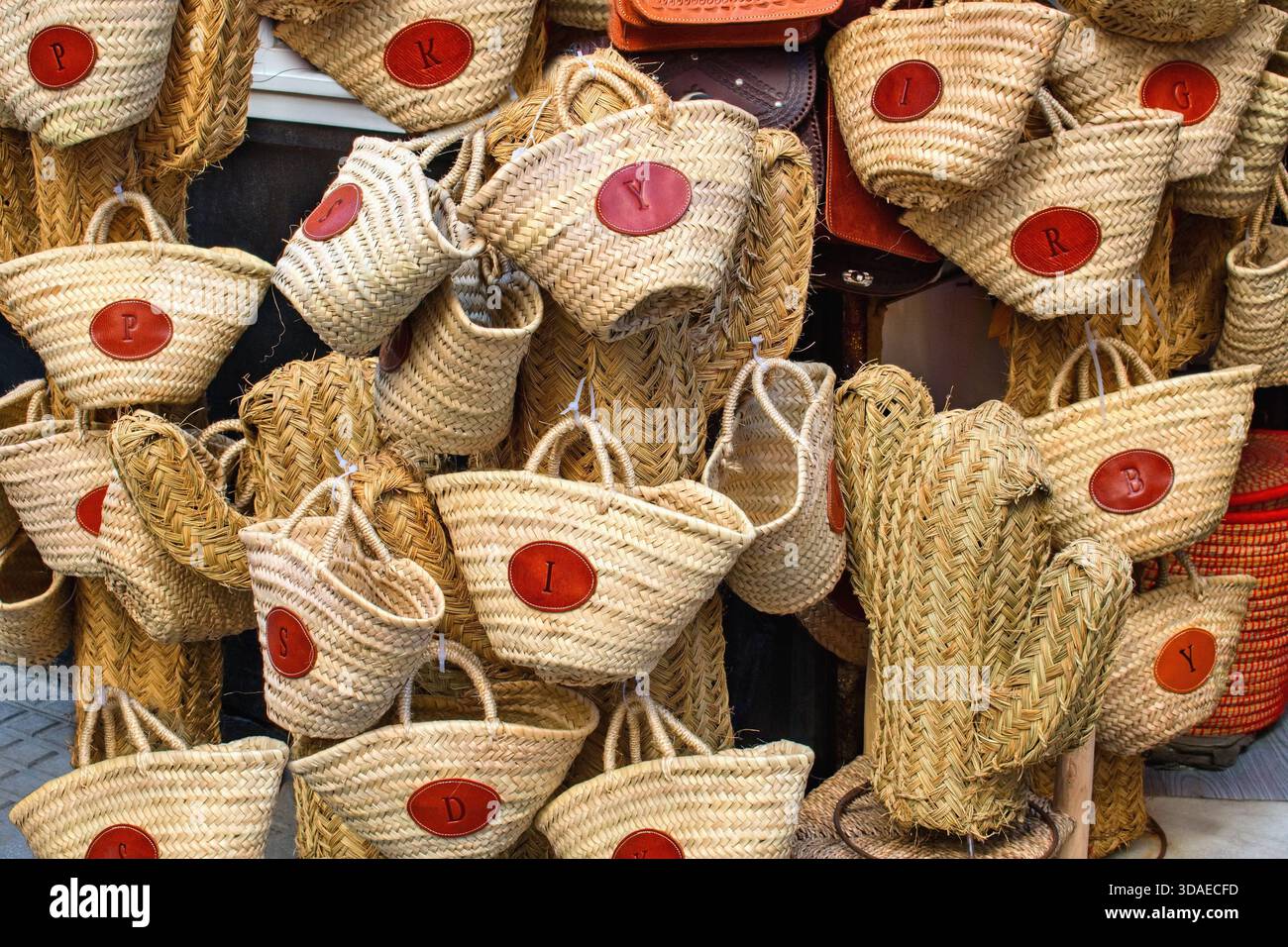 Cesti o borse in vimini in vendita. Foto Stock