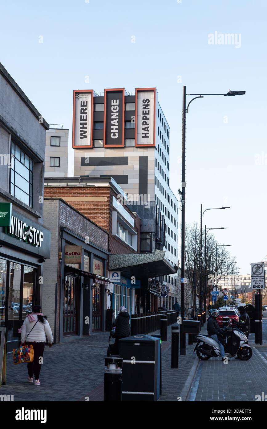 Edificio per studenti di University Square a Southend on Sea, Essex, Regno Unito. Edificio di spicco nella città di Southend rispetto alle aziende. Slogan Foto Stock