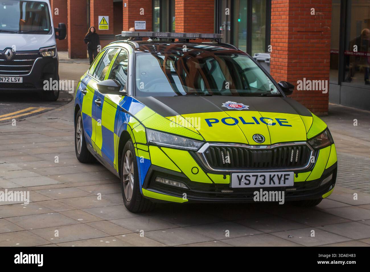 3 dicembre 2025 Una Skoda Octavia ha segnato un veicolo della polizia parcheggiato nel centro di Manchester in Inghilterra tra una chiamata e l'altra. Foto Stock