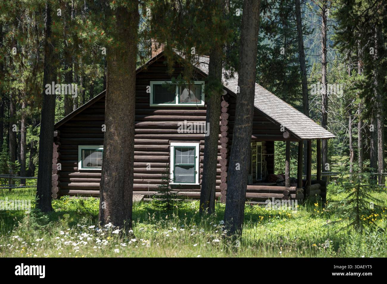 Residenza storica dei ranger presso lo Schafer Work Center di Great Bear Wilderness, Montana, Stati Uniti. Foto Stock