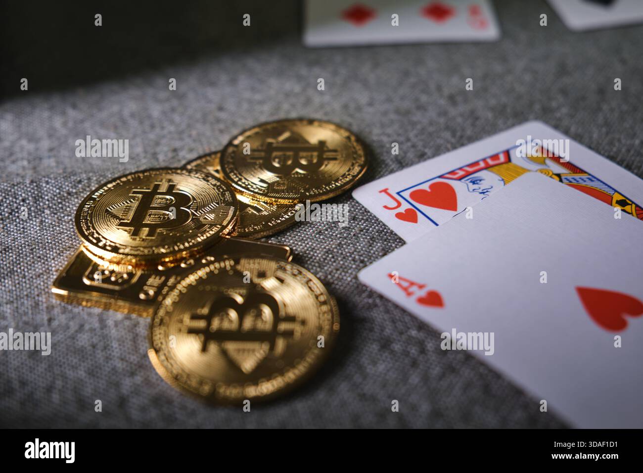 Gettoni bitcoin dorati e carte da gioco che rappresentano gioco d'azzardo, rischio e giochi da casinò online Foto Stock