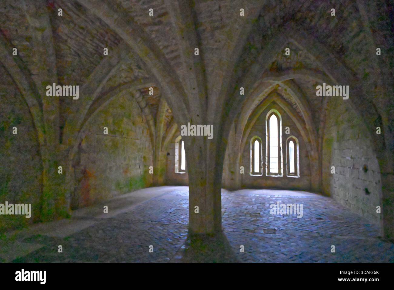 La casa riscaldante o calefactory con pavimento piastrellato a Fountains Abbey, North Yorkshire Regno Unito, novembre Foto Stock