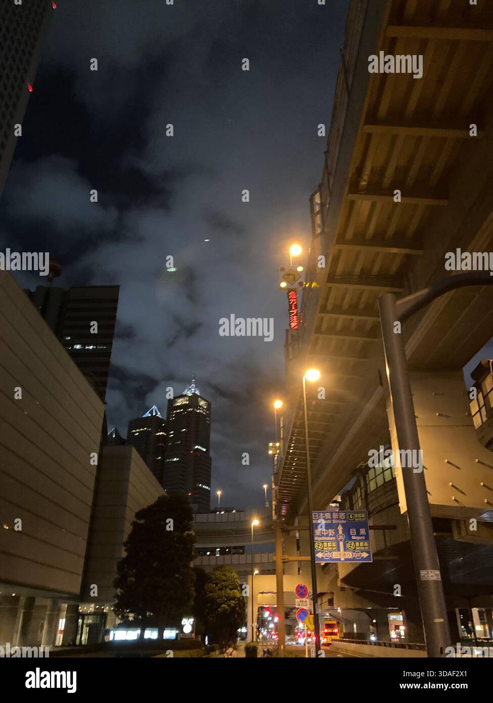 Foto suggestiva di Tokyo di notte con nuvole di luna Foto Stock