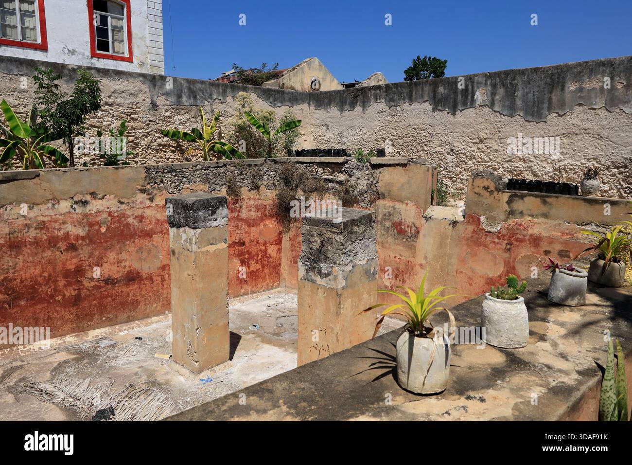 Il Giardino della memoria (Jardim de Memória) è un memoriale dedicato alle vittime del commercio degli schiavi nella città di pietra dell'isola del Mozambico Foto Stock