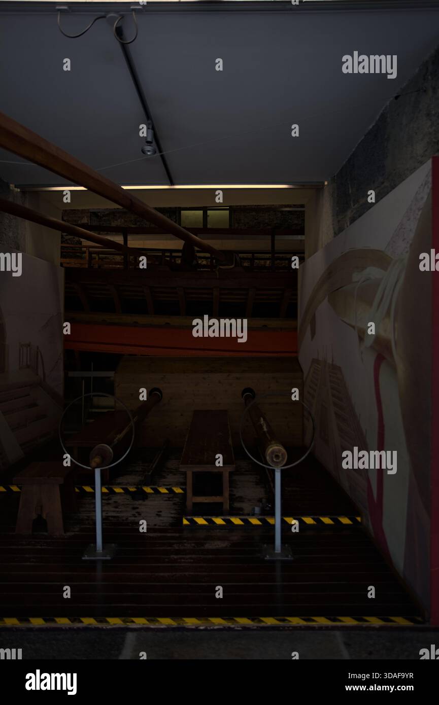 Genova, Italia - 2 NOVEMBRE 2025 - ricostruzione di una galea e dei suoi cimeli accanto in una sala del Museo Galata di Genova Foto Stock