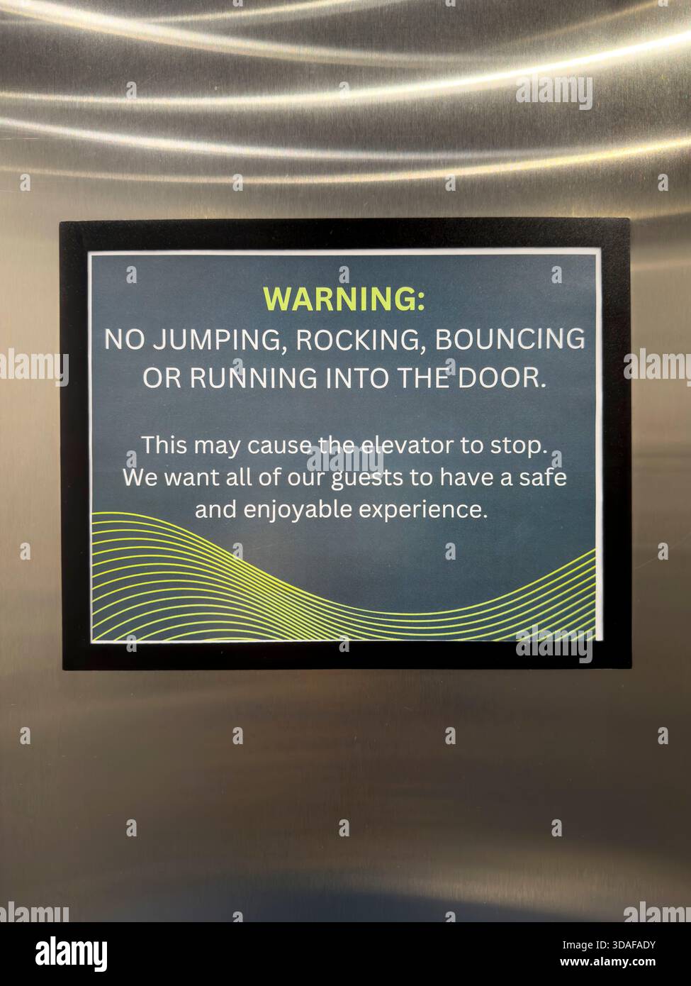 Un cartello segnaletico sulla parete dell'ascensore che indica che non è possibile saltare, oscillare, rimbalzare o correre all'interno della porta Foto Stock