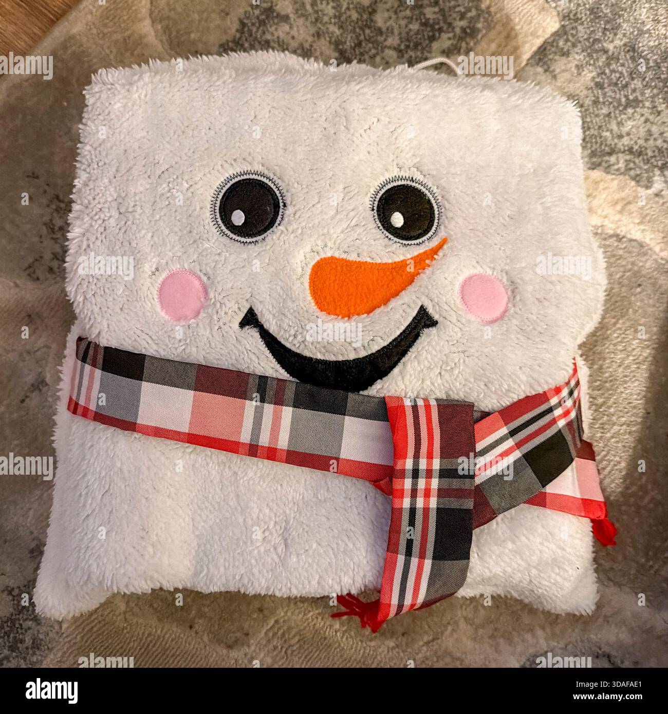 Borsa regalo pupazzo di neve stesa sul pavimento Foto Stock