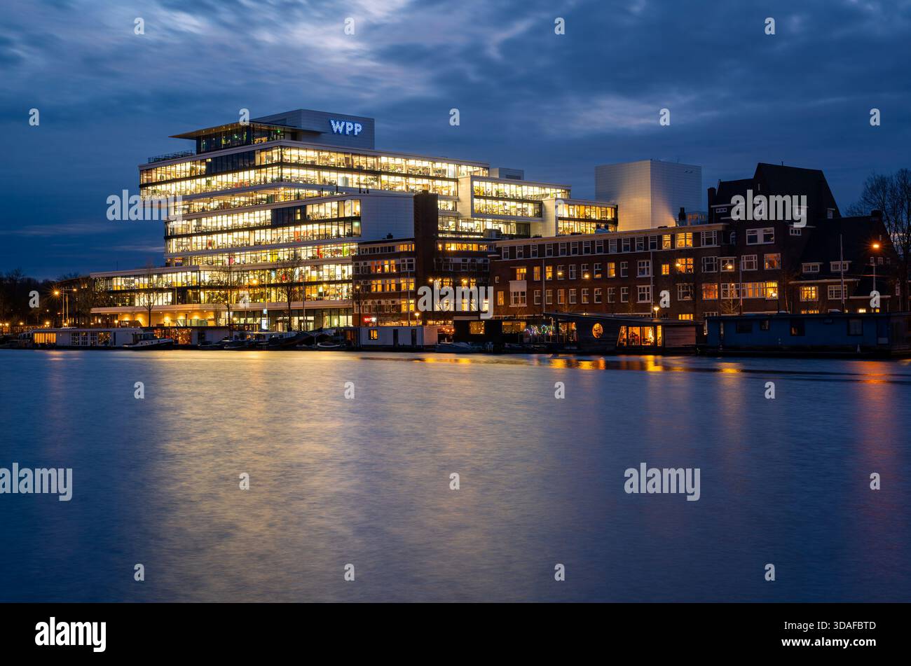 Amsterdam, Paesi Bassi, 09.12.2025, sede aziendale di WPP plc nel moderno edificio Amsteldok, ufficio delle agenzie di comunicazione e pubblicità globale Foto Stock