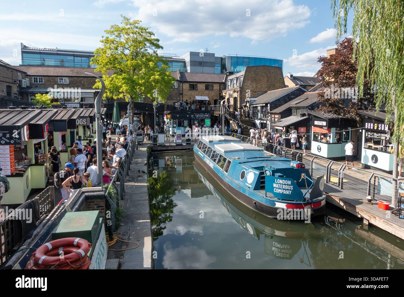 London Waterbus Company chiatta in Regents Canal , Camden Market, Londra, Inghilterra Foto Stock