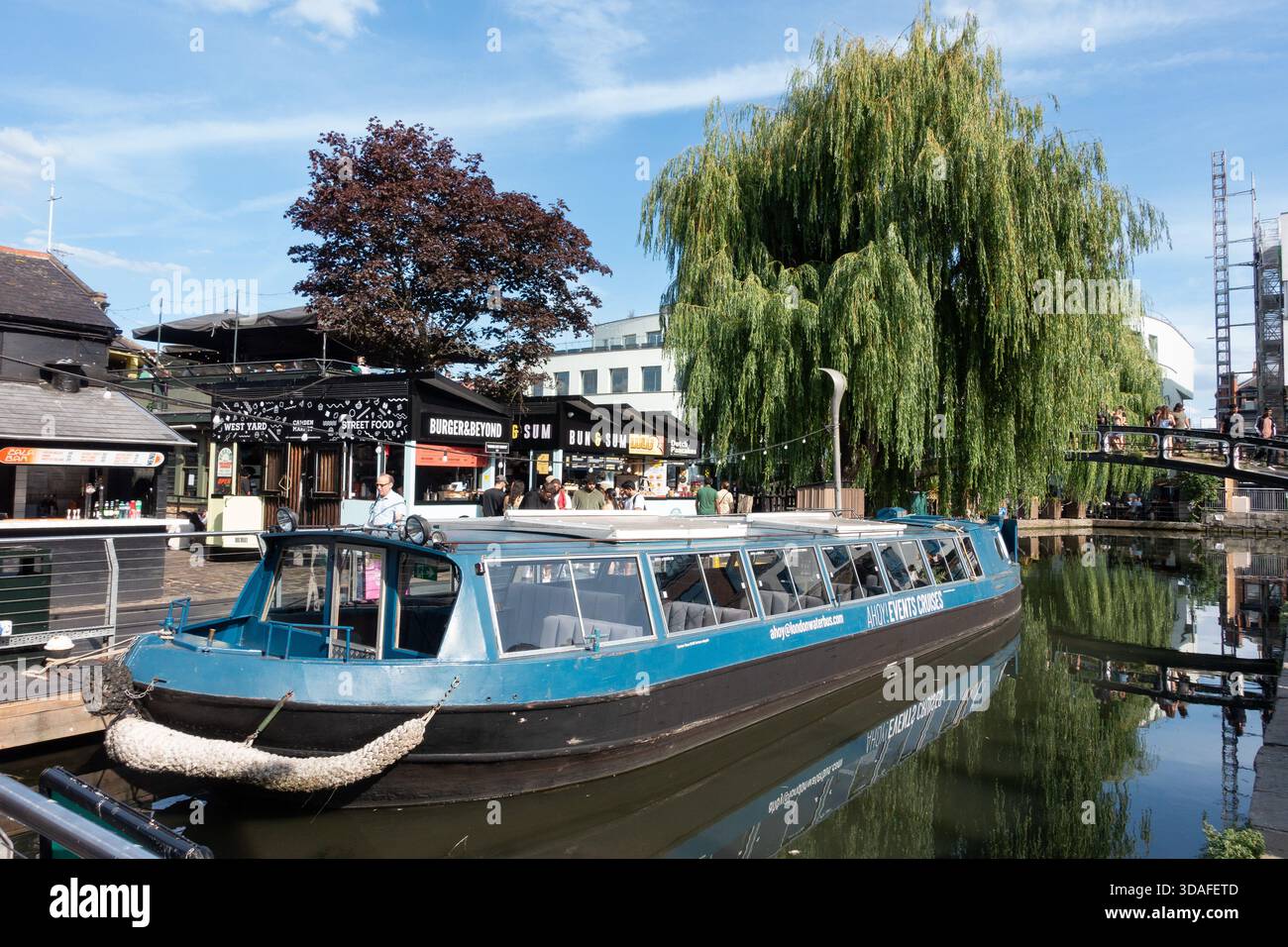 Vaporetto nel Regents Canal vicino al mercato di Camden, Londra, Inghilterra Foto Stock