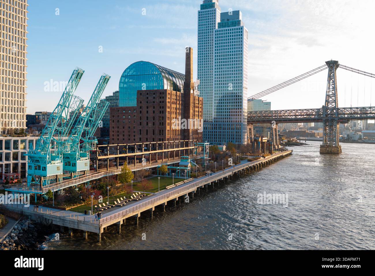 Vista aerea delle gru turchesi del lungomare che contrastano con i mattoni della vecchia raffineria, con il ponte Williamsburg sullo sfondo, BR Foto Stock