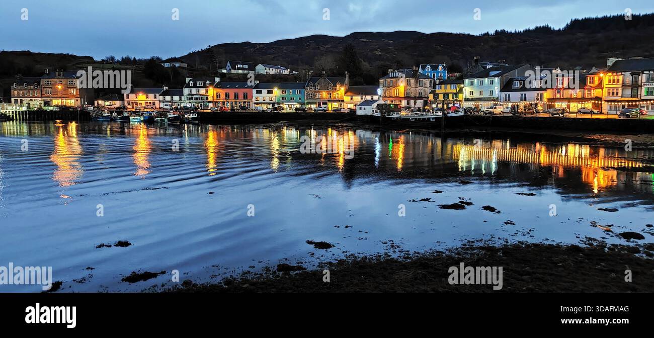 La tranquilla e pittoresca cittadina portuale di Tarbert in Scozia, con la sua atmosfera vivace contrastata dai suoi bei colori Foto Stock