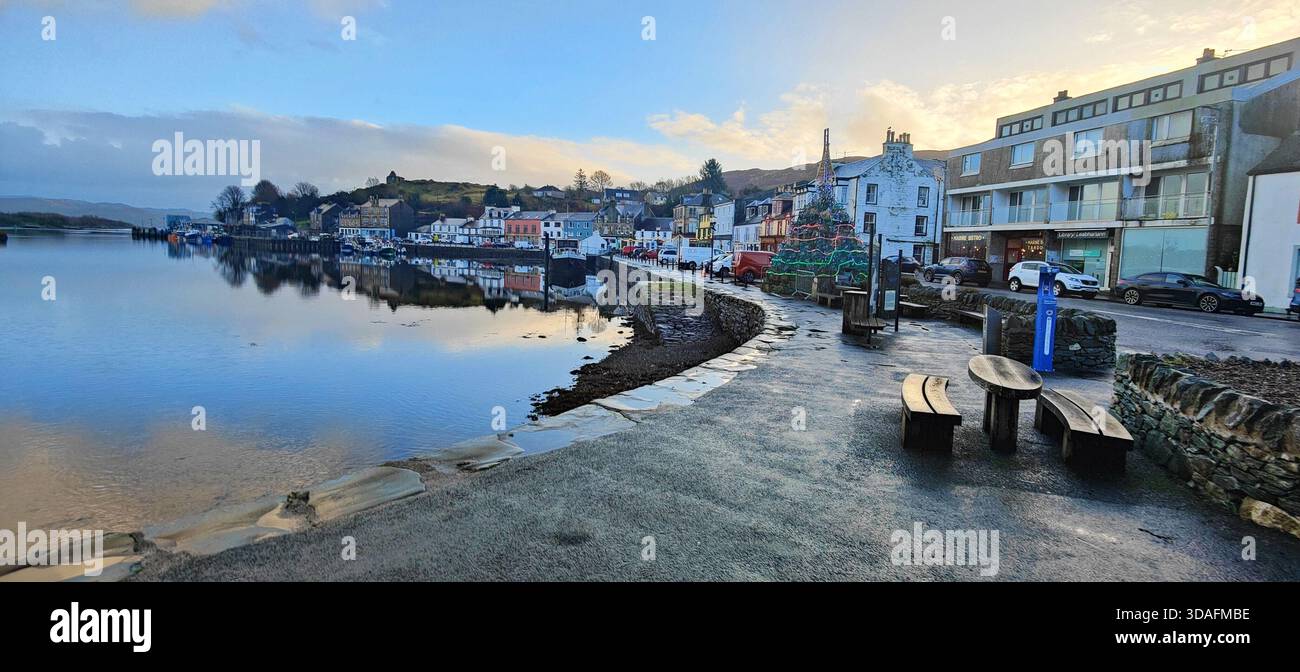 La tranquilla e pittoresca cittadina portuale di Tarbert in Scozia, con la sua atmosfera vivace contrastata dai suoi bei colori Foto Stock