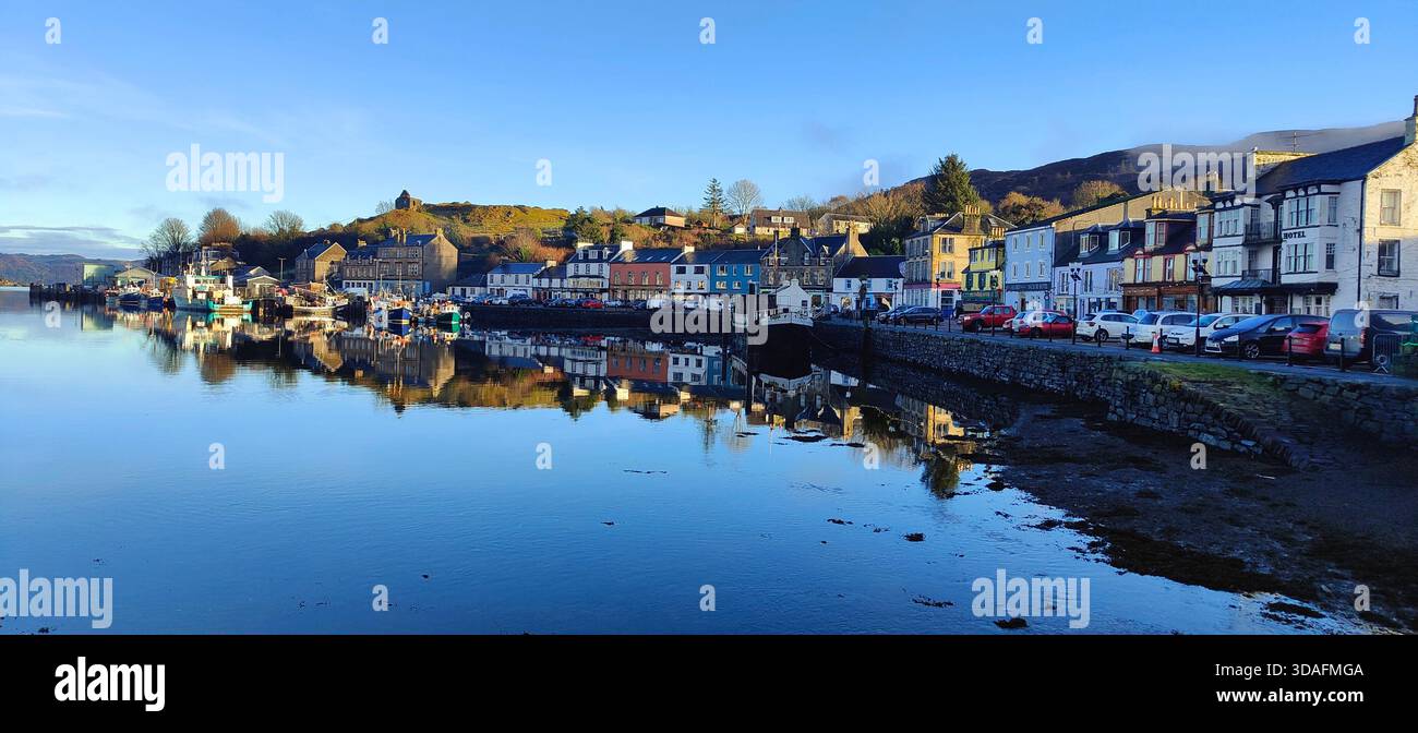 La tranquilla e pittoresca cittadina portuale di Tarbert in Scozia, con la sua atmosfera vivace contrastata dai suoi bei colori Foto Stock