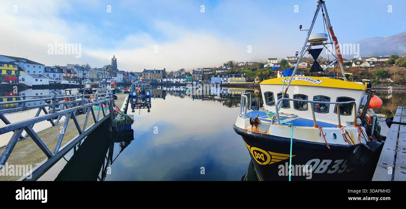 La tranquilla e pittoresca cittadina portuale di Tarbert in Scozia, con la sua atmosfera vivace contrastata dai suoi bei colori Foto Stock