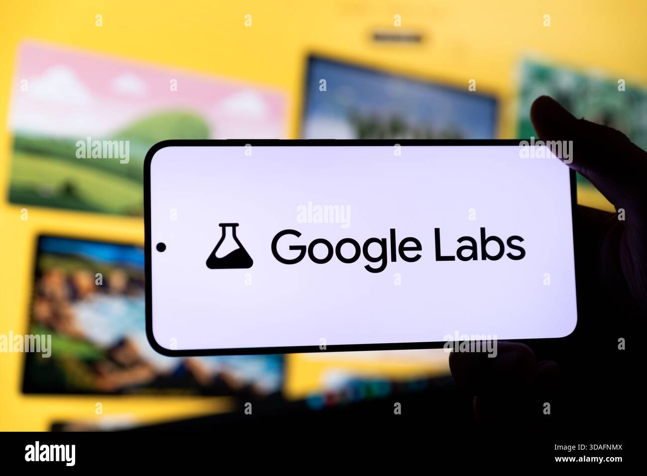 Wroclaw, Polonia - 12 ottobre 2025: Logo della piattaforma Google Labs su smartphone. Google Labs è una delle piattaforme tecnologiche più popolari Foto Stock