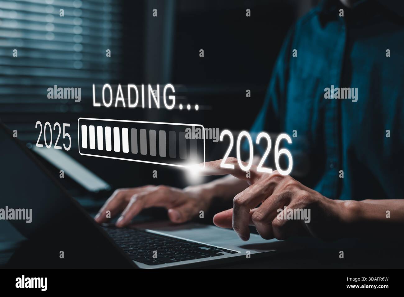 Progresso e transizione dal concetto 2025 al 2026. Una persona che punta alla barra di carico che passa dal 2025 al 2026, progressi, pianificazione futura, Foto Stock