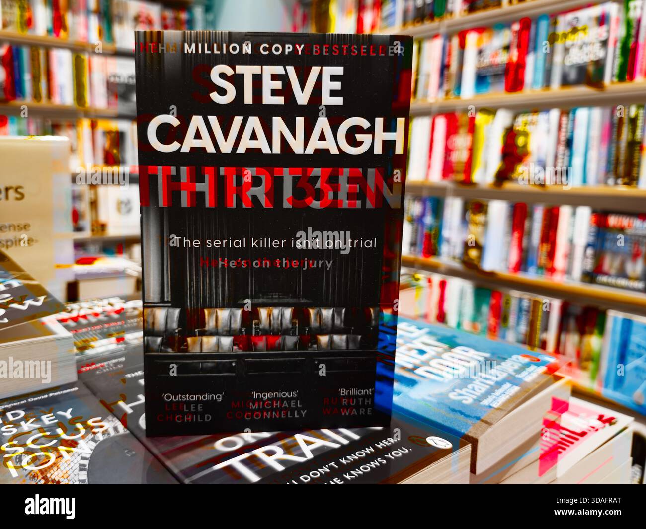 Manchester, Regno Unito - 15 novembre 2025: Thriller di Steve Cavanagh presentato in una libreria affollata, enfatizzando la suspense e la fiction poliziesca. Foto Stock