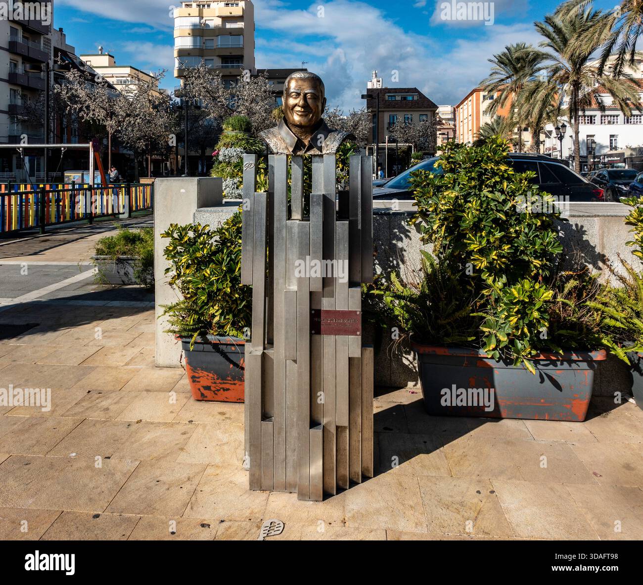 Busto in bronzo Manuel Agustín Heredia su un piedistallo in acciaio inox. Malaga, Spagna, parco cittadino, grattacieli. Statua dell'uomo d'affari, Foto Stock