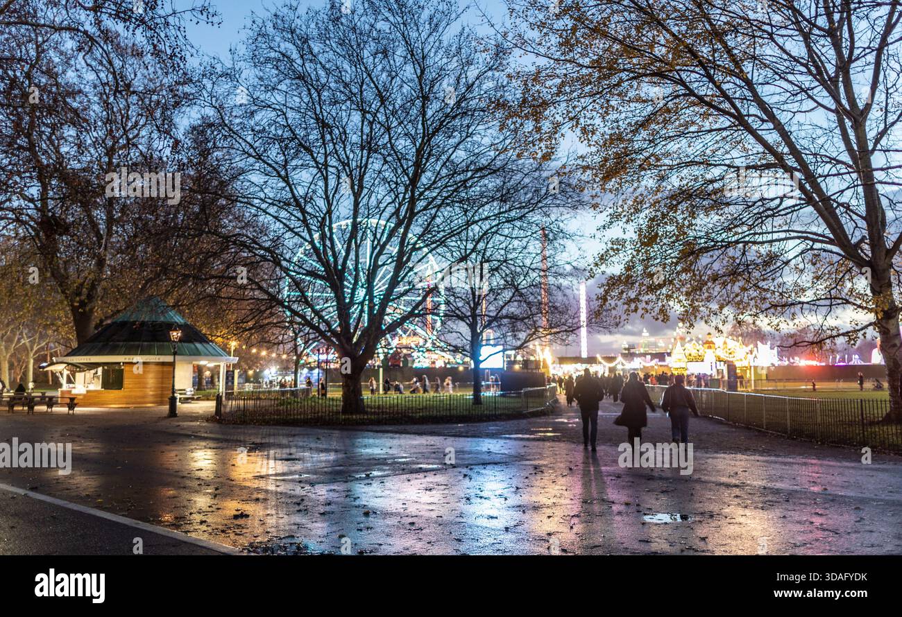 Persone intorno a Marble Arch Square di notte Londra Regno Unito Foto Stock