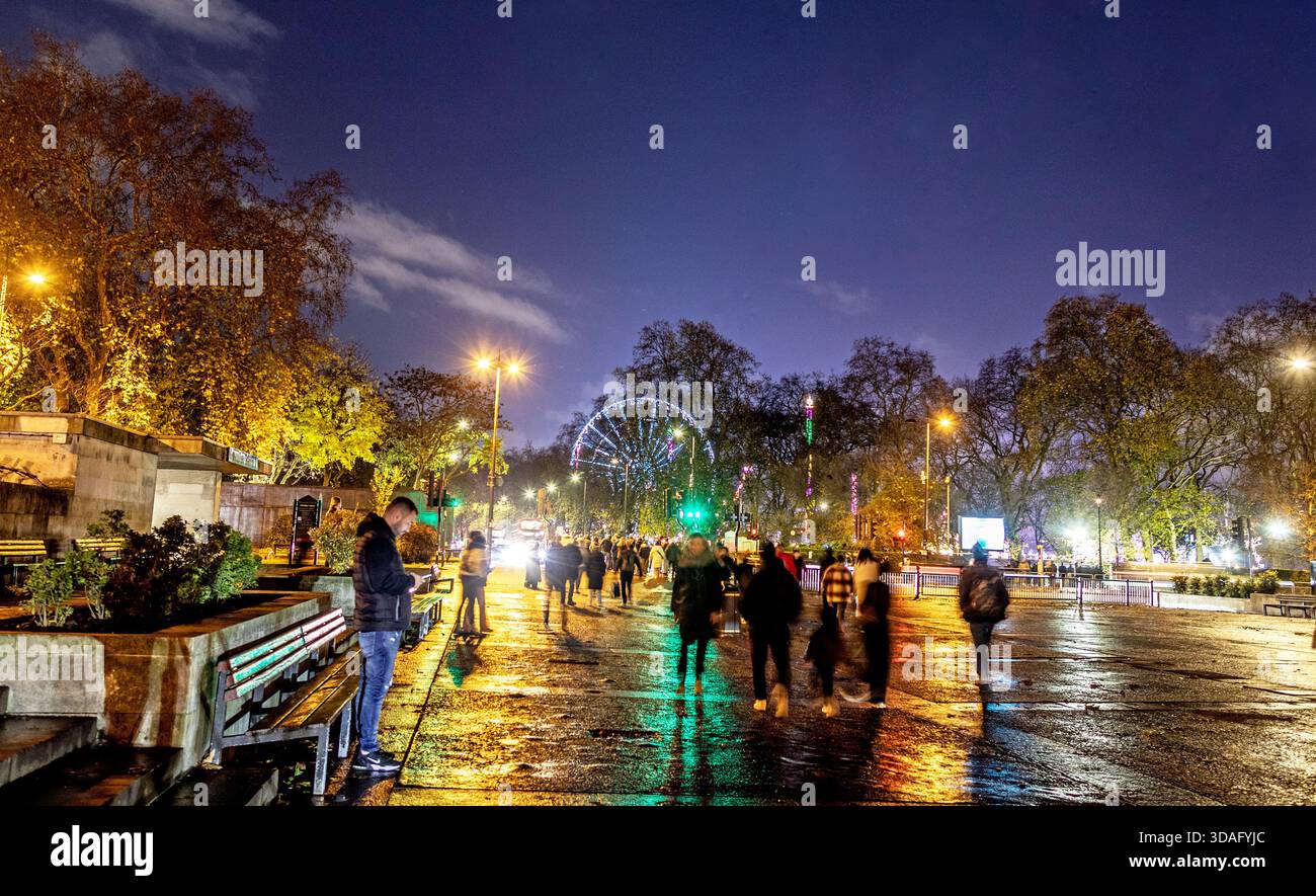 Persone intorno a Marble Arch Square di notte Londra Regno Unito Foto Stock
