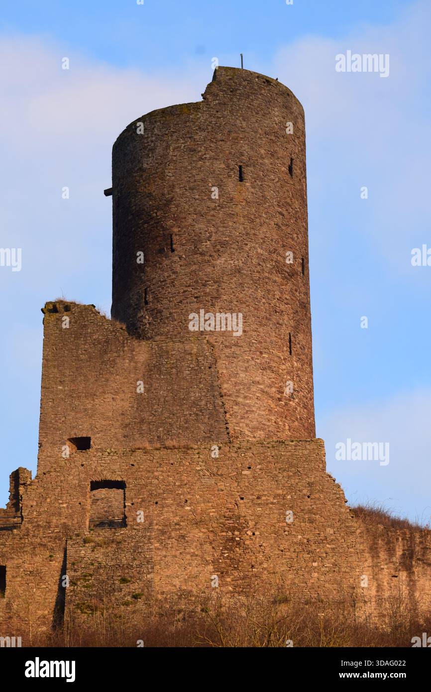 Castello di Löwenburg sopra Monreal nell'Eifel durante l'inverno Foto Stock