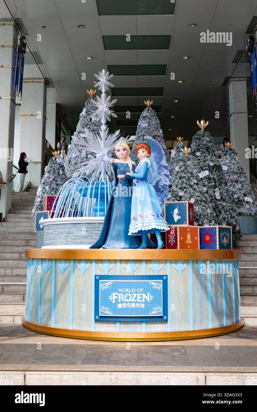 Disney Frozen display che celebra il Natale a Hong Kong fuori dal centro commerciale Harbour City vicino a Salisbury Road a Kowloon Foto Stock