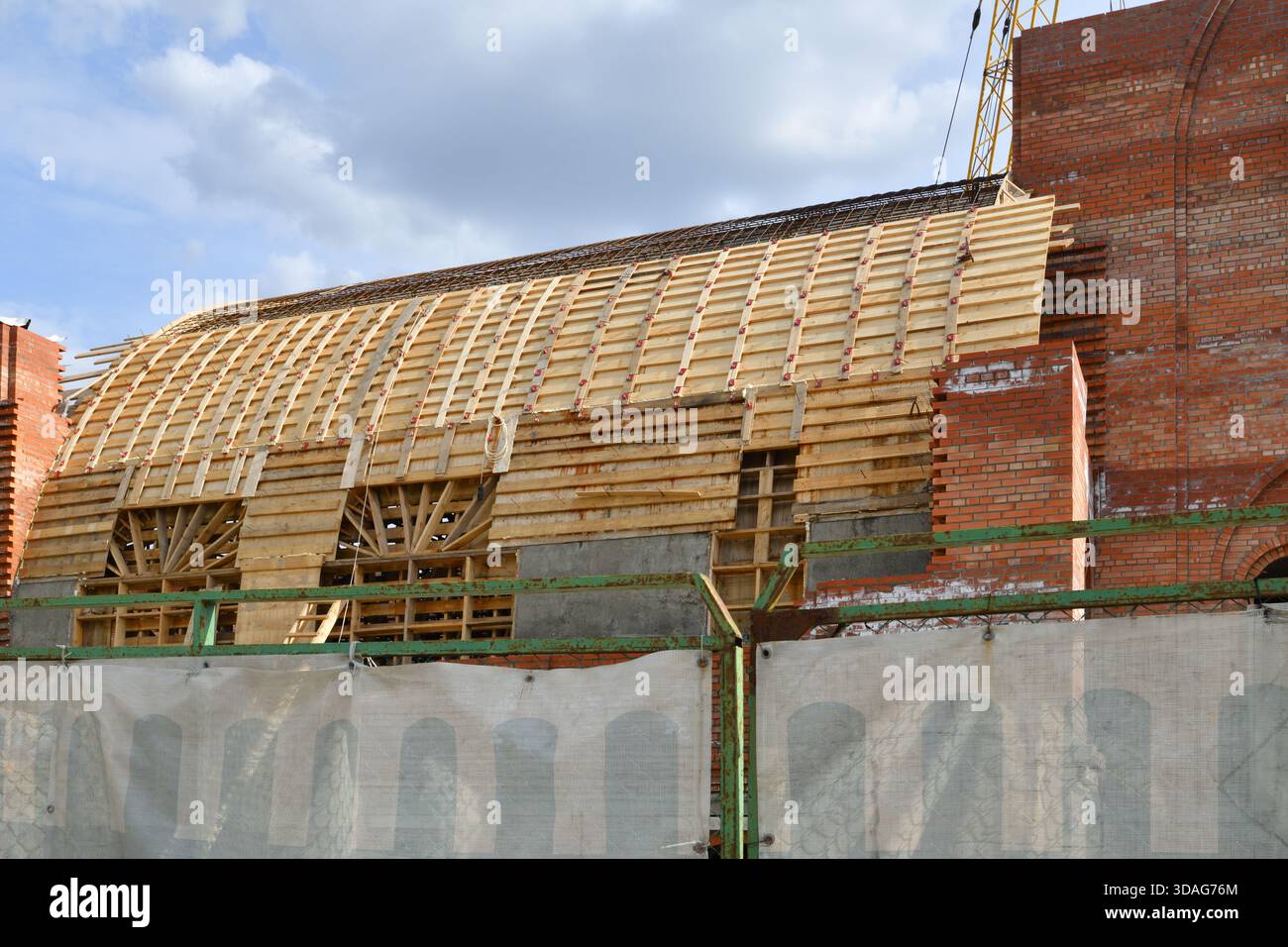 Un cantiere per la costruzione di tetti in legno ad arco Foto Stock