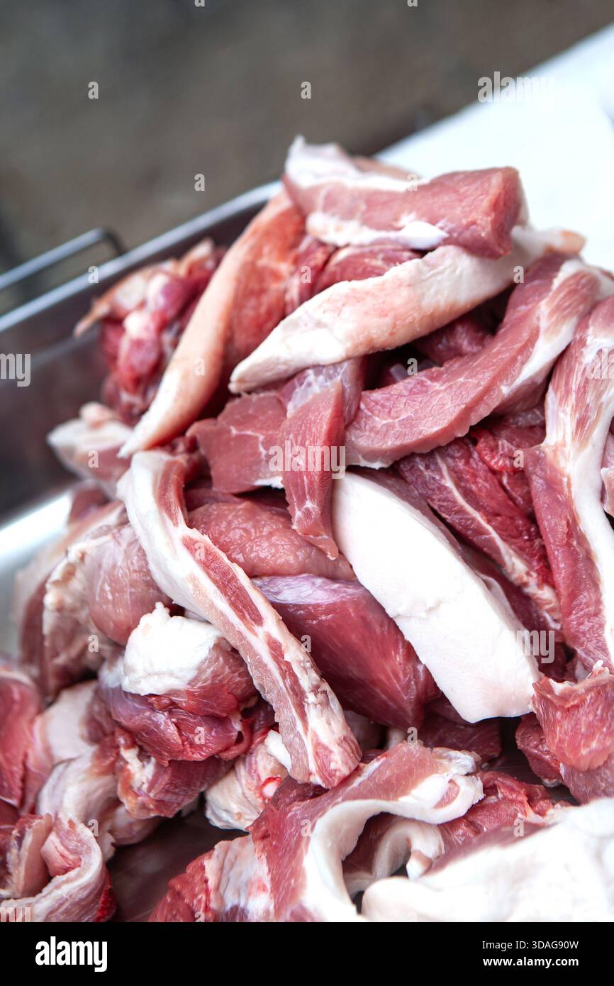 Pezzi di maiale tagliati sul blocco macellaio Foto Stock