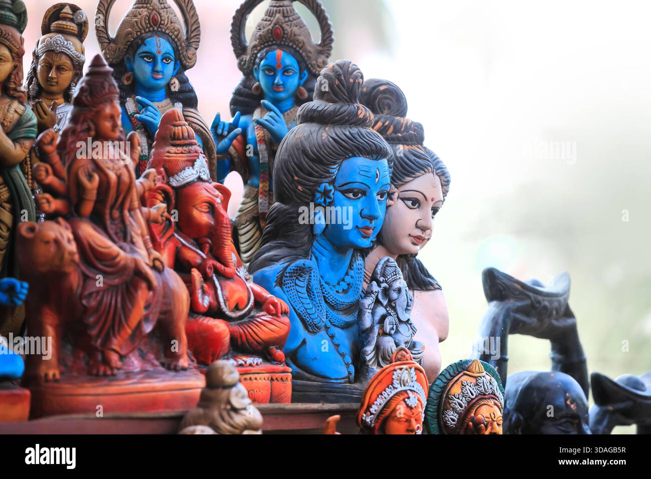 Shiva, krishna, Ganesha e altri idoli del dio indù in mostra in un mercato a Bengaluru, in India. Foto Stock
