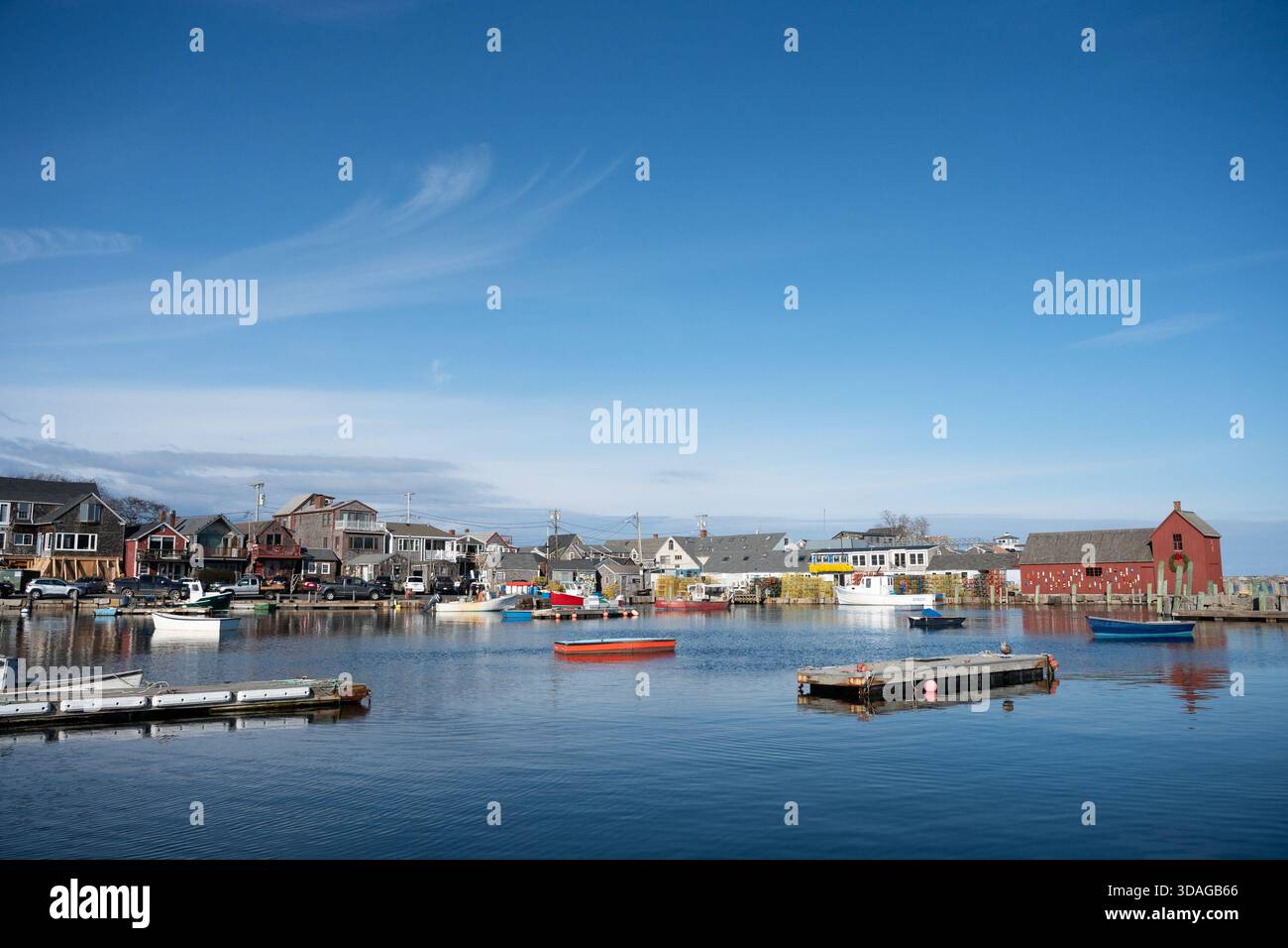 Rockport, Massachusetts - 7 dicembre 2025: Storico capannone di pesca, Motif No. 1 e molo circostante, visto da Rockport Massachusetts Foto Stock