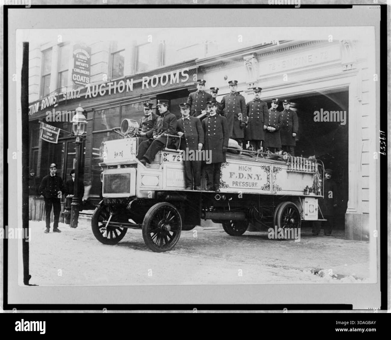 Foto storica d'epoca dei vigili del fuoco della FDNY che posano su un motore antincendio ad alta pressione all'esterno del motore 72 a New York, circa 1908-1916. Foto Stock