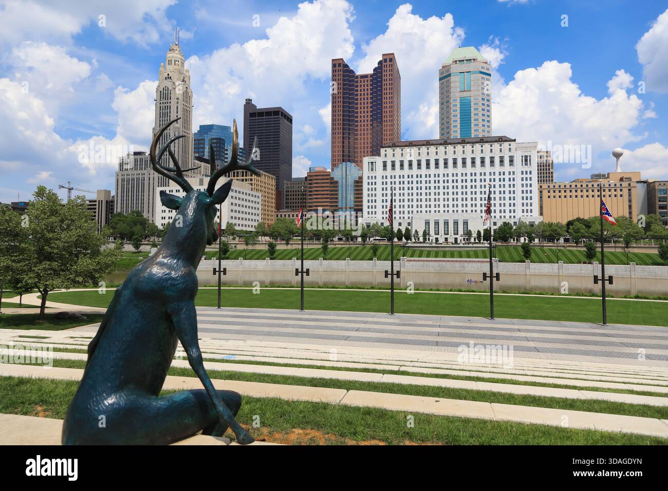 COLUMBUS, OHIO -27, maggio 2018: Statua del cervo al Genoa Park che si affaccia sul fiume Scioto e Coloumbus, nel centro dell'Ohio. Foto Stock