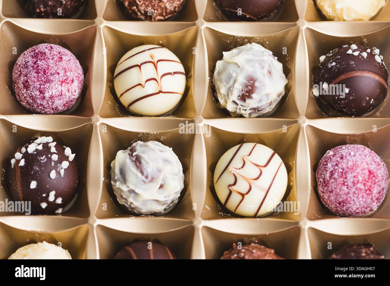 I tartufi sono presentati in una scatola con vari sapori e colori. Foto Stock