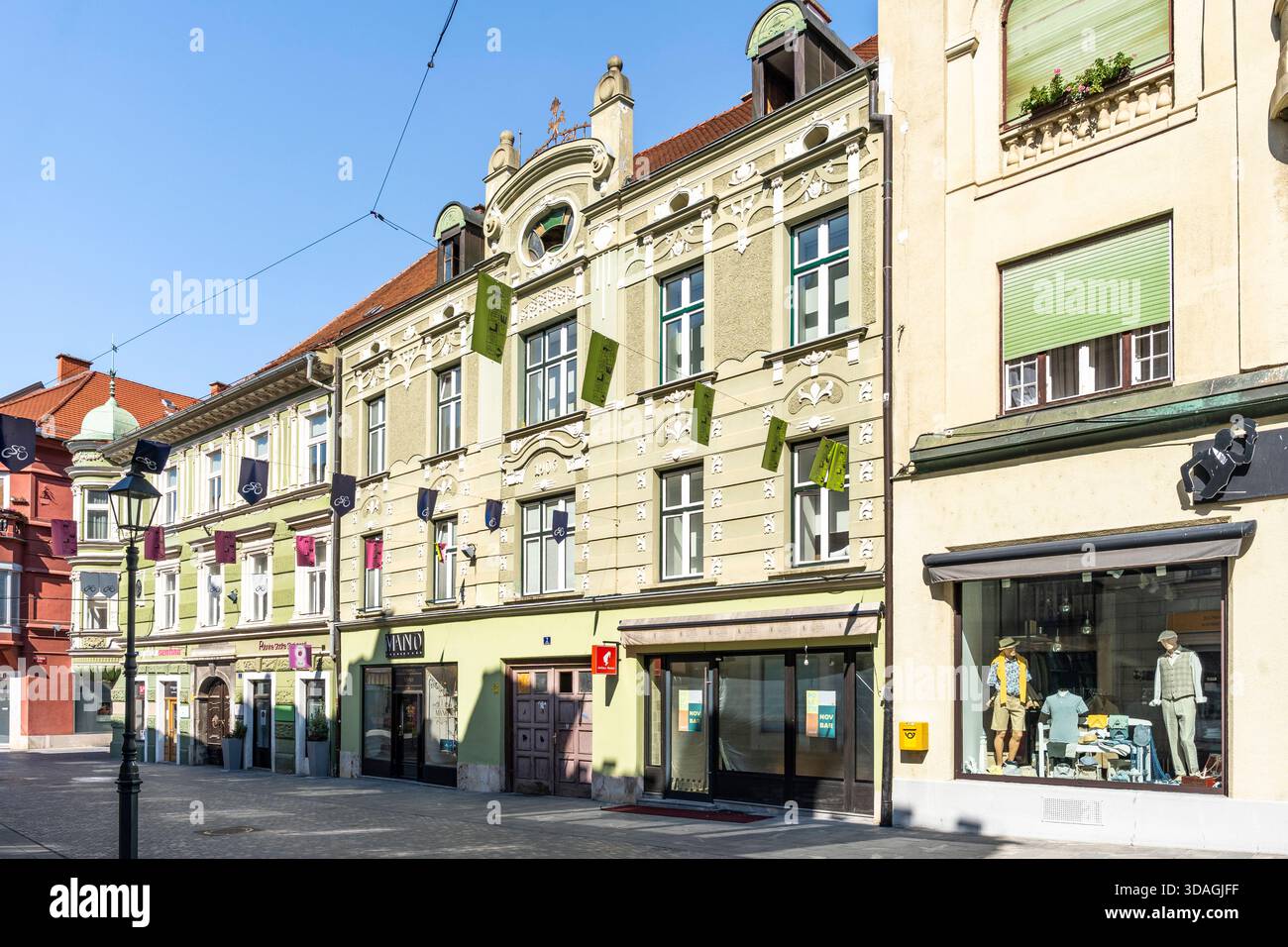 Negozi e case colorate lungo la piazza Stari Trg, cuore storico di Celje, Slovenia Foto Stock