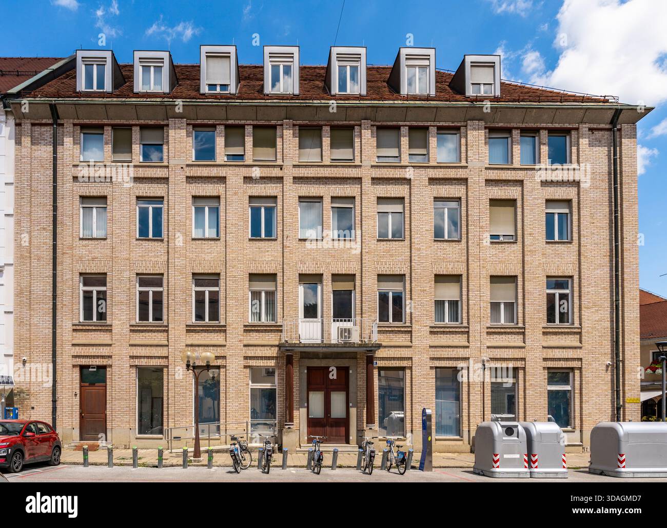 Edificio austero in mattoni rossi a Presernova ulica, nel centro di Celje, Slovenia Foto Stock