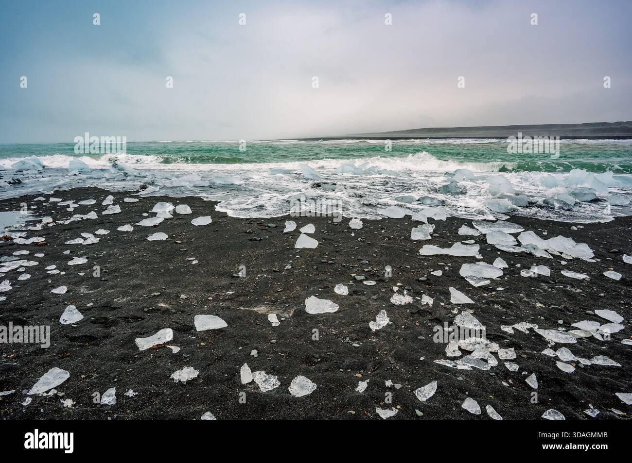 Piccoli pezzi di ghiaccio sulla riva della spiaggia di Diamond in Islanda Foto Stock