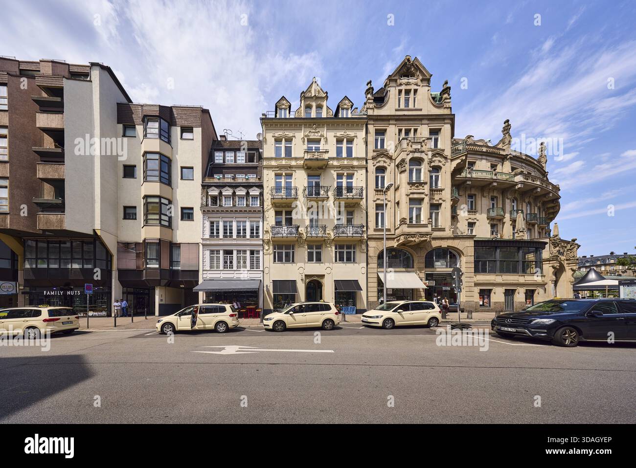 Fila di case, architettura generale, edifici moderni, edifici storici, edifici residenziali ed edifici commerciali, posteggio taxi, taxi, negozi Foto Stock