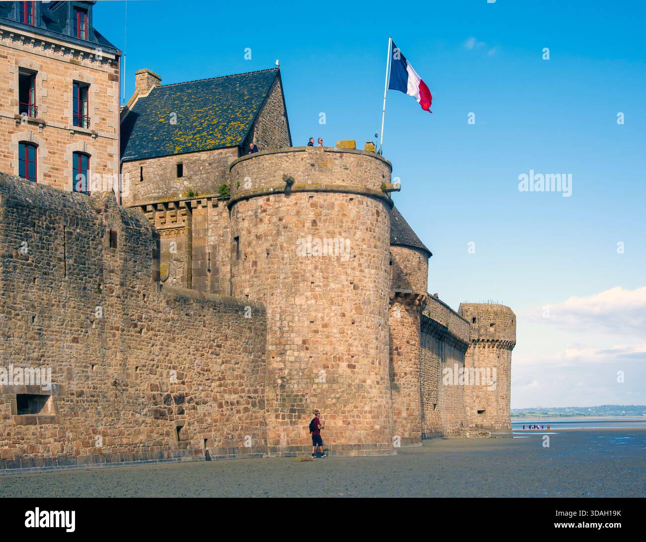 Bandiera francese che sventola sui bastioni di Mont-Sain-Michel, Normandia, Francia Foto Stock