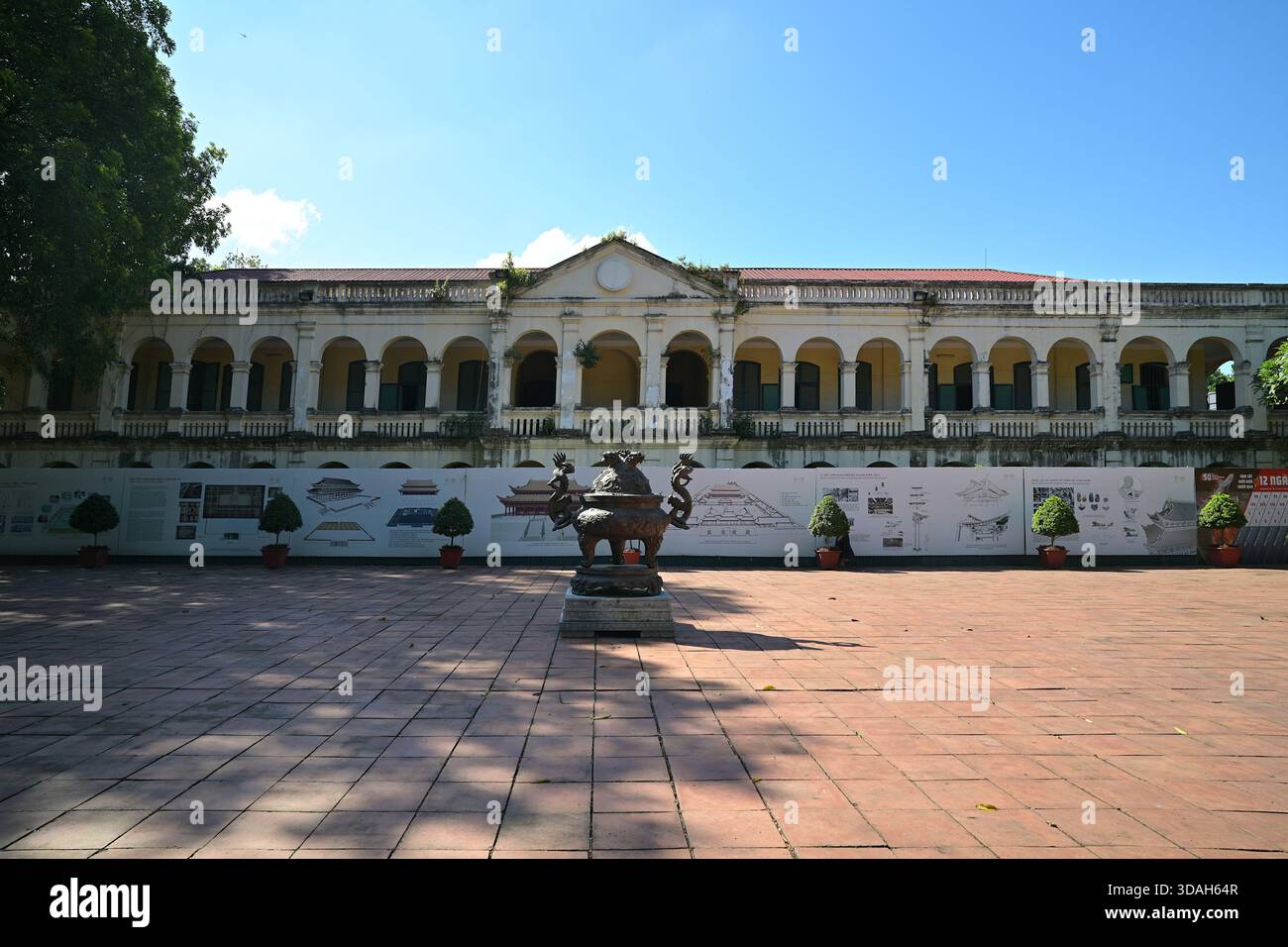 Edificio neoclassico coloniale francese risalente al 1897, è stato restaurato nella Cittadella Imperiale di Thang Long, sito Patrimonio dell'Umanità dell'UNESCO Foto Stock