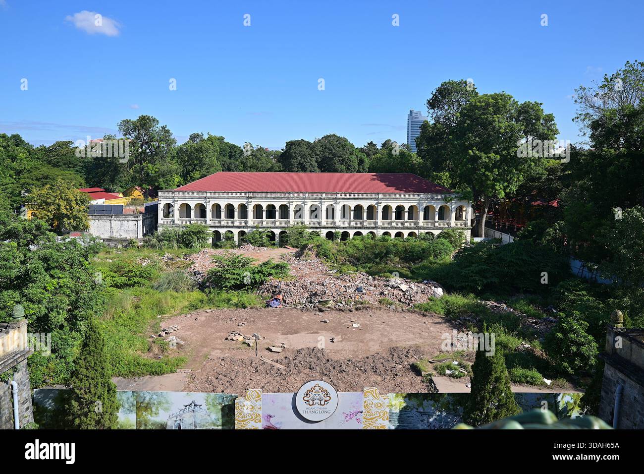 Colonnato francese in stile neoclassico coloniale del 1897, Doan Man Square e macerie di edifici in mezzo ai continui restauri della Cittadella Imperiale di Thang Long Foto Stock