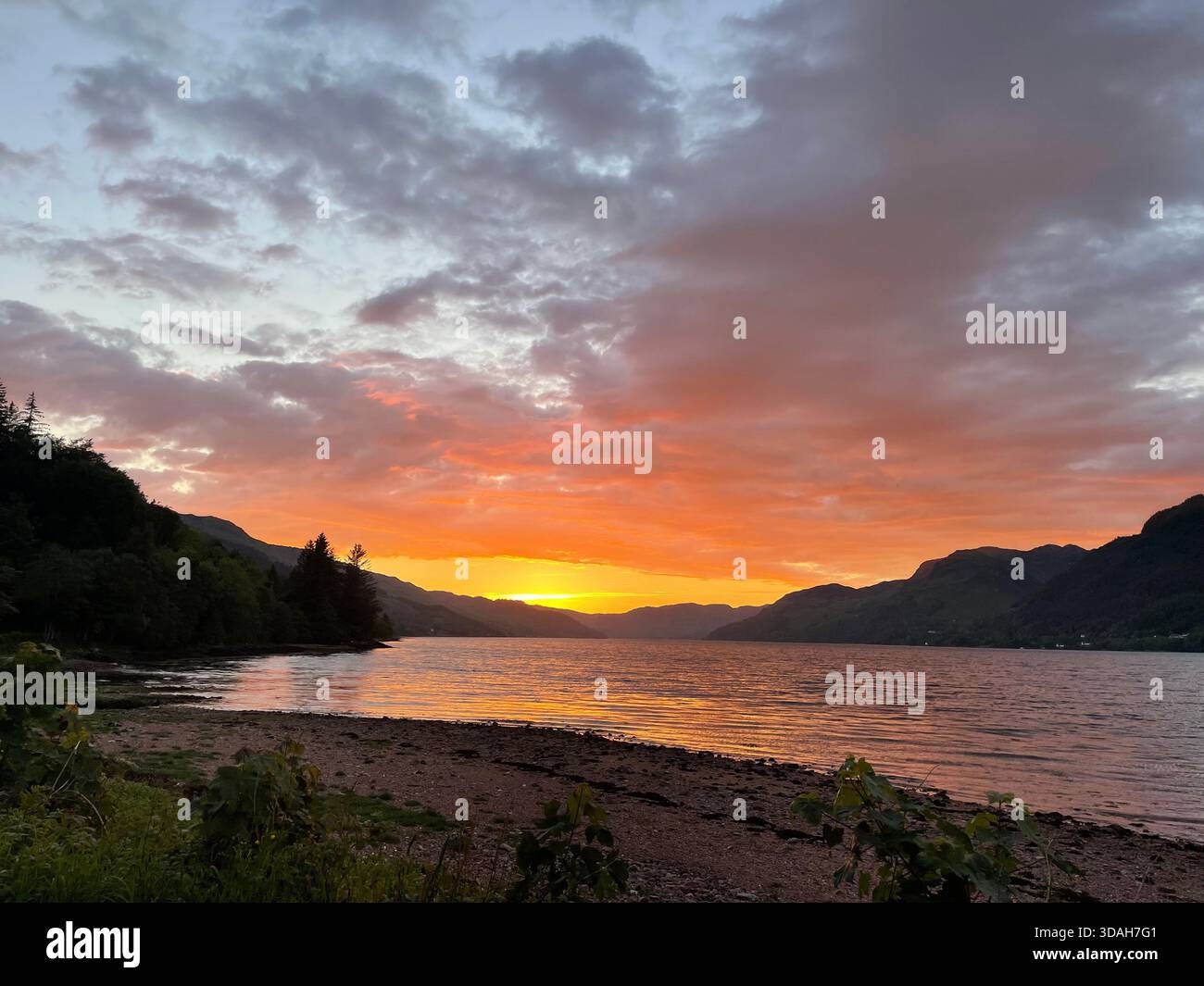 Tramonto su Loch Duich, Highlands scozzesi - Immagine stock catturata con smartphone