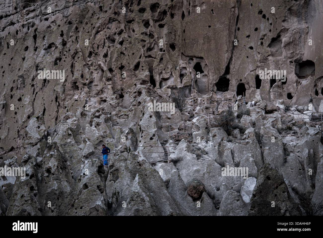 Camminando attraverso le colline rocciose Foto Stock
