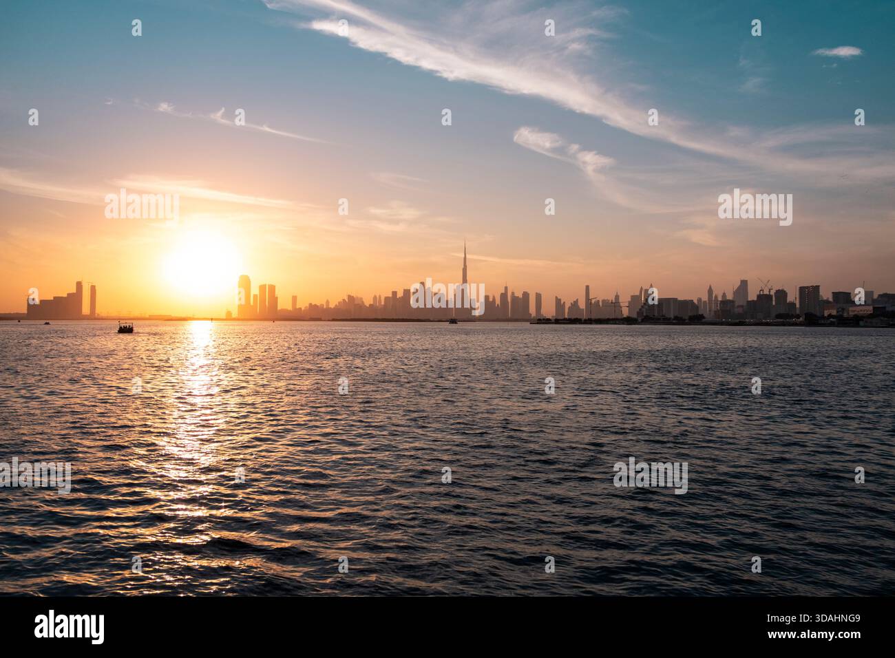 Sfondo immobiliare di Dubai con skyline di Dubai al tramonto Foto Stock