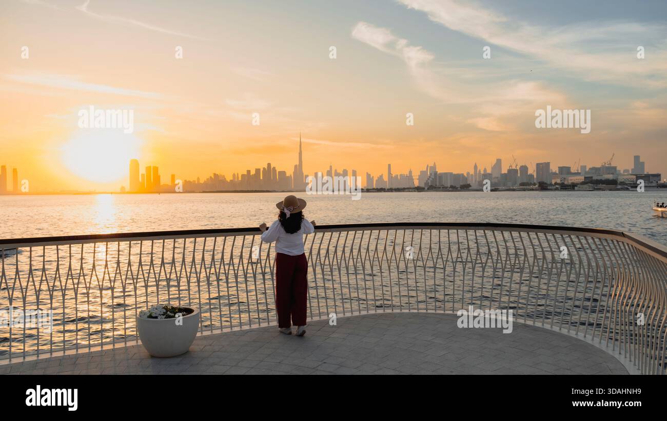 Vista panoramica dello skyline di Dubai con turisti e barche a vela nel porto di creek Foto Stock