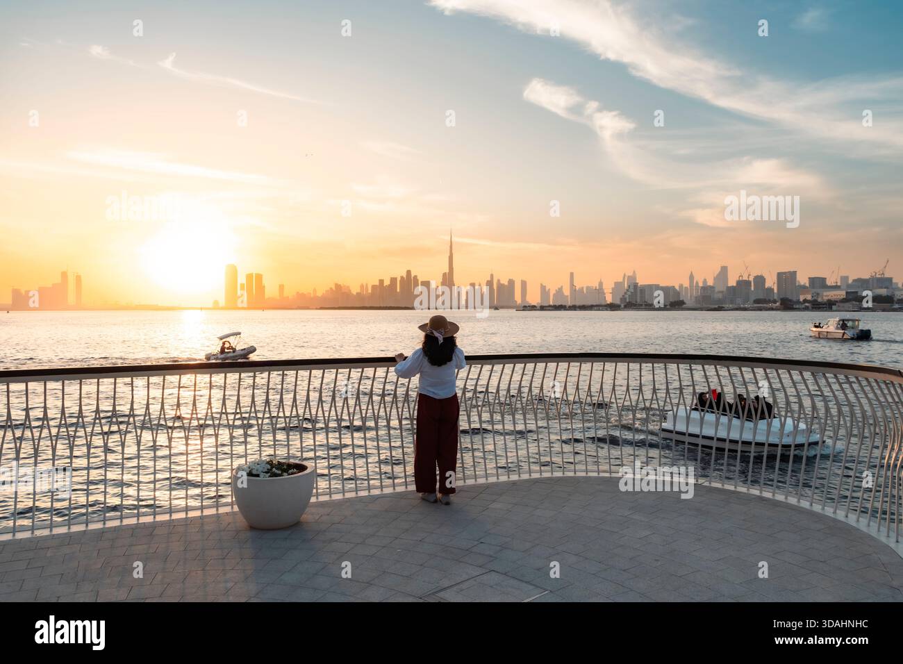 Vista panoramica dello skyline di Dubai con turisti e barche a vela nel porto di creek Foto Stock