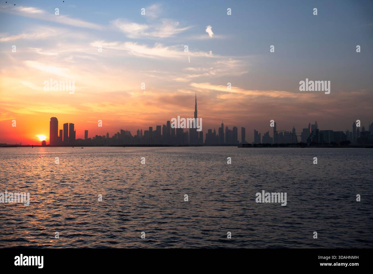 Sfondo immobiliare di Dubai con skyline di Dubai al tramonto Foto Stock